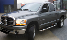 Dodge RAM (DT) 2018– Tubos laterales angulares (2 uds., acero inoxidable) foto 1