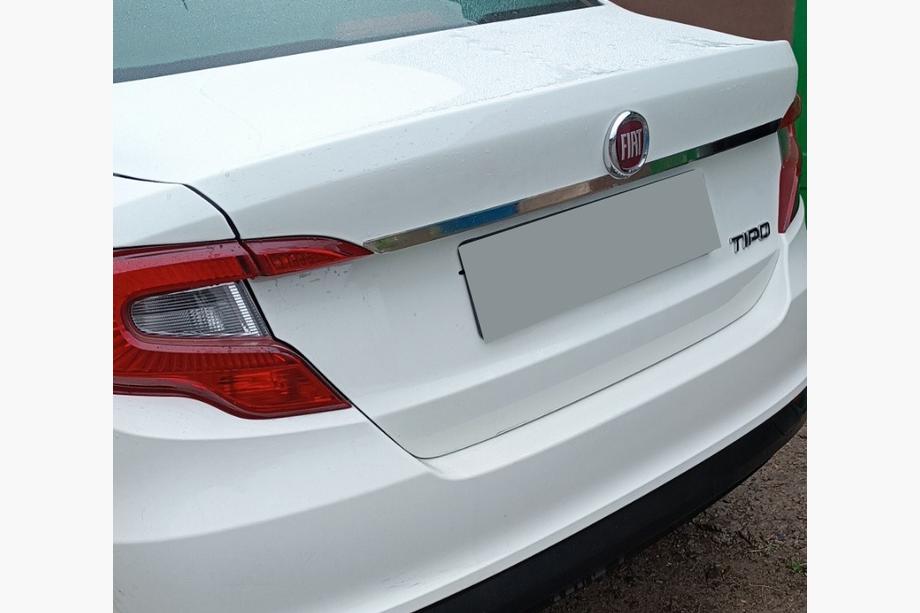 Fiat Tipo 2016- Moldura cromada sobre la matrícula (acero inoxidable) Hatchback (Cromo) Image