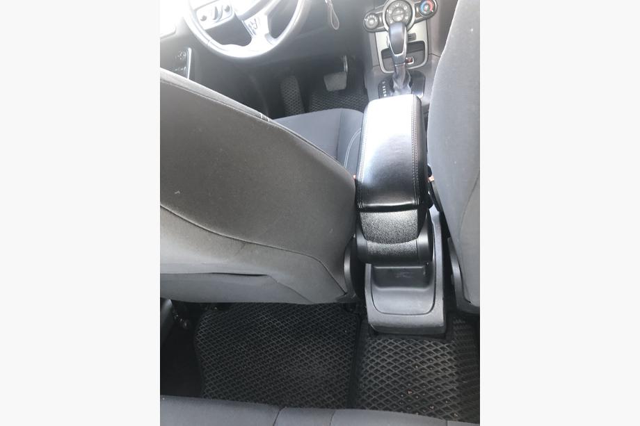 Ford Fiesta 2008-2017 Reposabrazos Foto 4