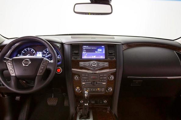 El examen de una camioneta Nissan Armada de segunda generación Foto 3