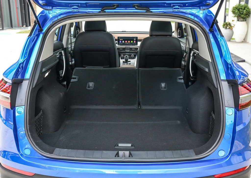 Un cruce de Geely SX11: un nuevo modelo en la gama de la compañía china