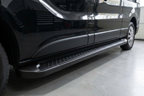 Nissan NV300/Primastar 2016- Estribos Laterales Allmond Black (2 uds., Aluminio) foto 1