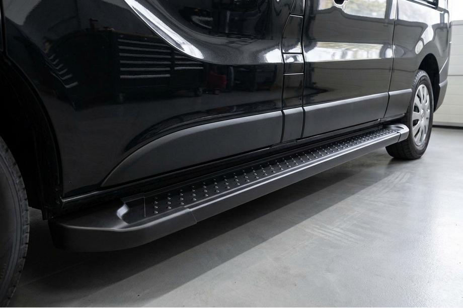 Nissan NV300/Primastar 2016- Estribos Laterales Allmond Black (2 uds., Aluminio) Image