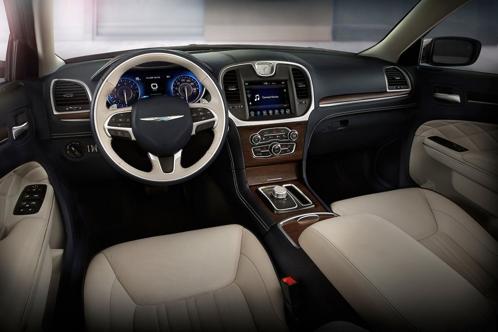 El examen de un sedán de Chrysler 300 de segunda generación