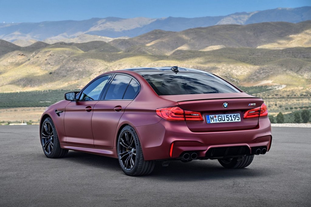 Sedán deportivo de BMW M5 de la sexta generación