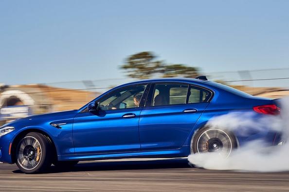 Sedán deportivo de BMW M5 de la sexta generación
