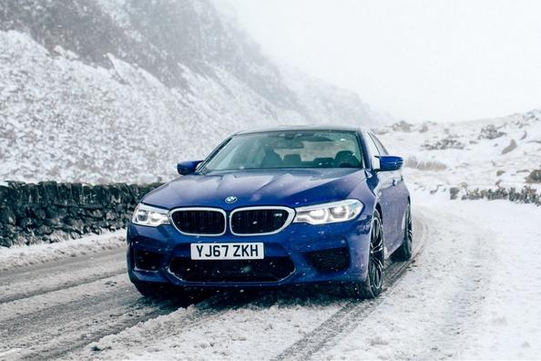 Sedán deportivo de BMW M5 de la sexta generación Foto 8