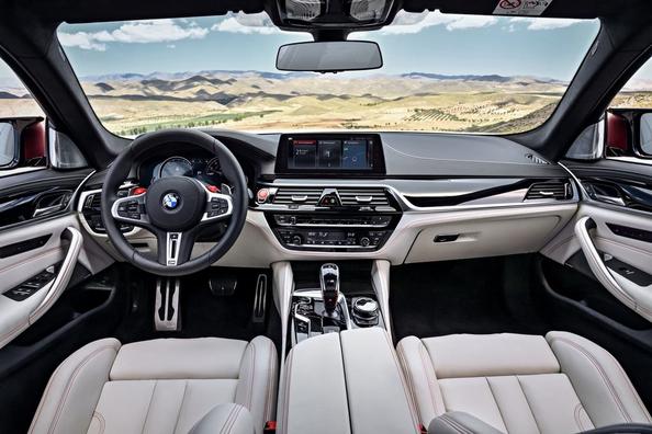Sedán deportivo de BMW M5 de la sexta generación Foto 4