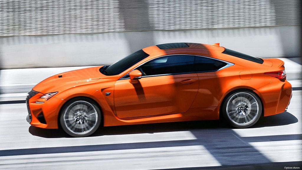 El examen de un coupé deportivo de Lexus RC F