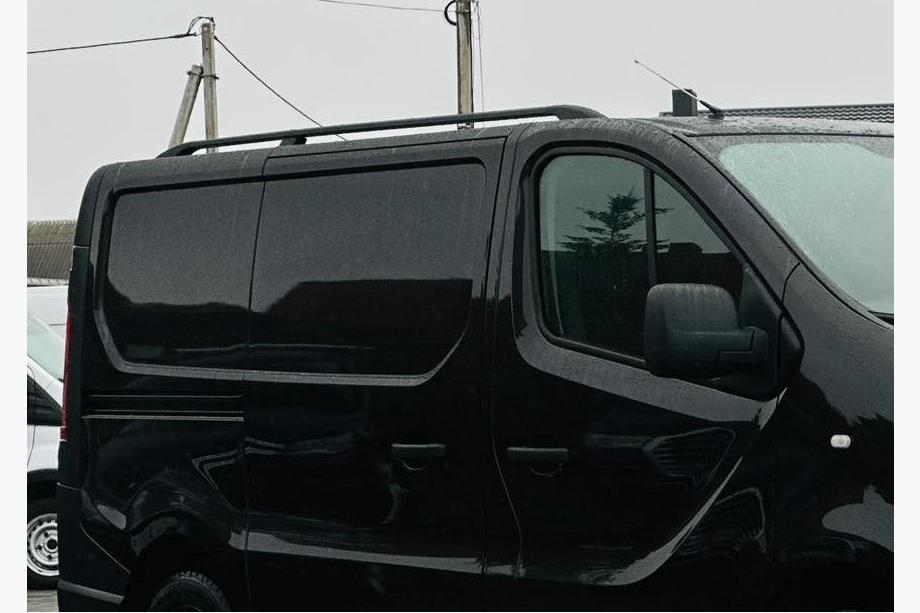 Fiat Talento 2016- Barras de Techo Negras Base corta, pies de plástico Image