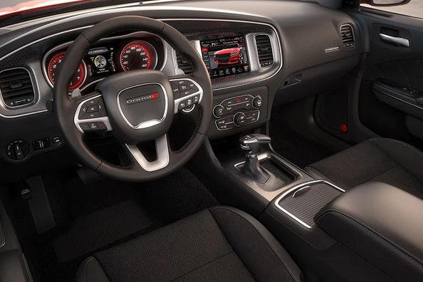 Sedán deportivo Dodge Charger de la séptima generación Foto 4