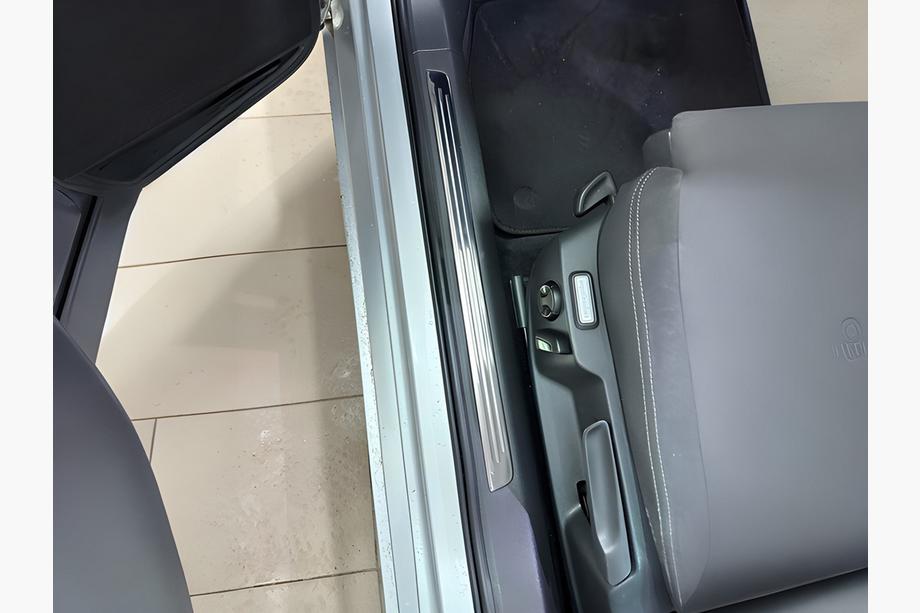 Volkswagen Passat B8 2015-2023 Protecciones de umbral interior en acero inoxidable OmsaLine (4 uds) Foto 1