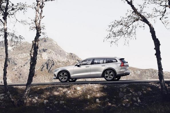 La segunda generación de la camioneta todoterreno Volvo V60 Cross Country Foto 2