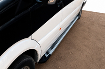 Mercedes Sprinter W907/W910 2018- Estribos Line (2 uds, aluminio) foto 1