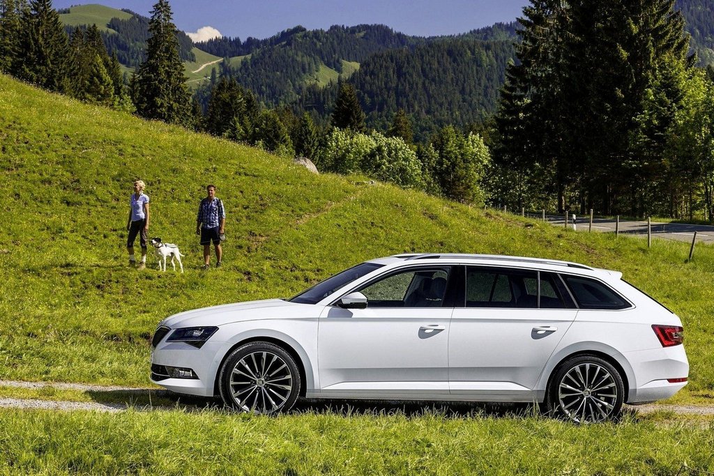 El examen de camioneta Skoda Superb Combi de la tercera generación