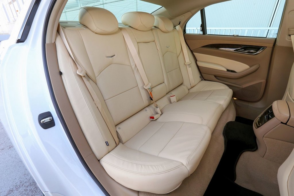 El examen de un sedán Cadillac CTS de la tercera generación