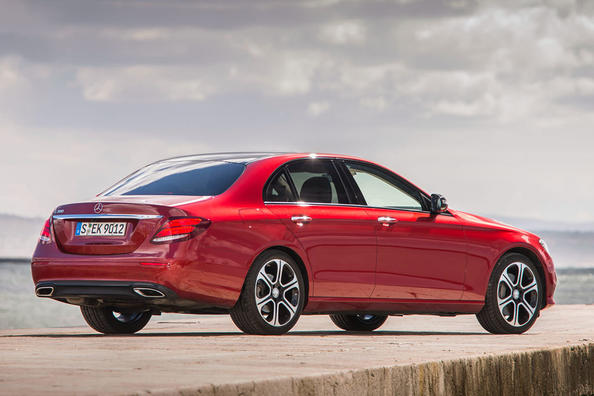 El examen de la berlina Mercedes-Benz E-Class de la quinta generación Foto 10