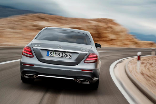 El examen de la berlina Mercedes-Benz E-Class de la quinta generación Foto 9