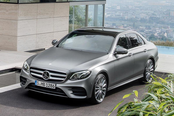 El examen de la berlina Mercedes-Benz E-Class de la quinta generación Foto 3