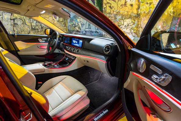 El examen de la berlina Mercedes-Benz E-Class de la quinta generación Foto 6