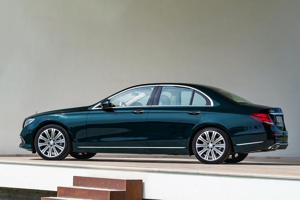 El examen de la berlina Mercedes-Benz E-Class de la quinta generación Foto 2