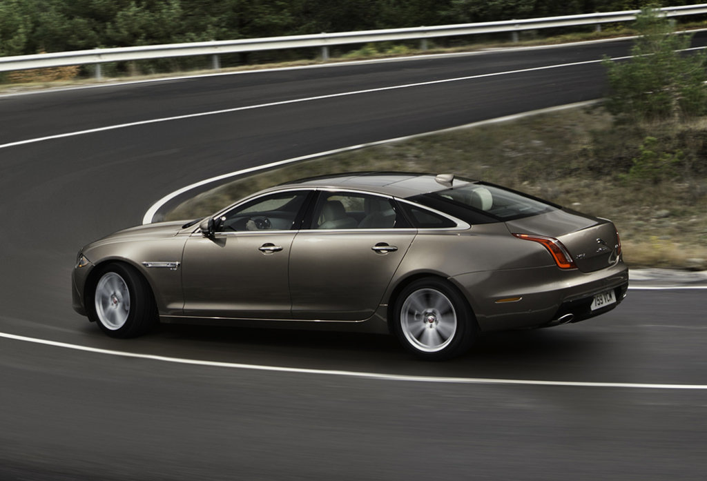 Examen de la insignia sedán Jaguar XJ