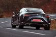 El examen de un coupé deportivo de Lexus LC 500 foto 1
