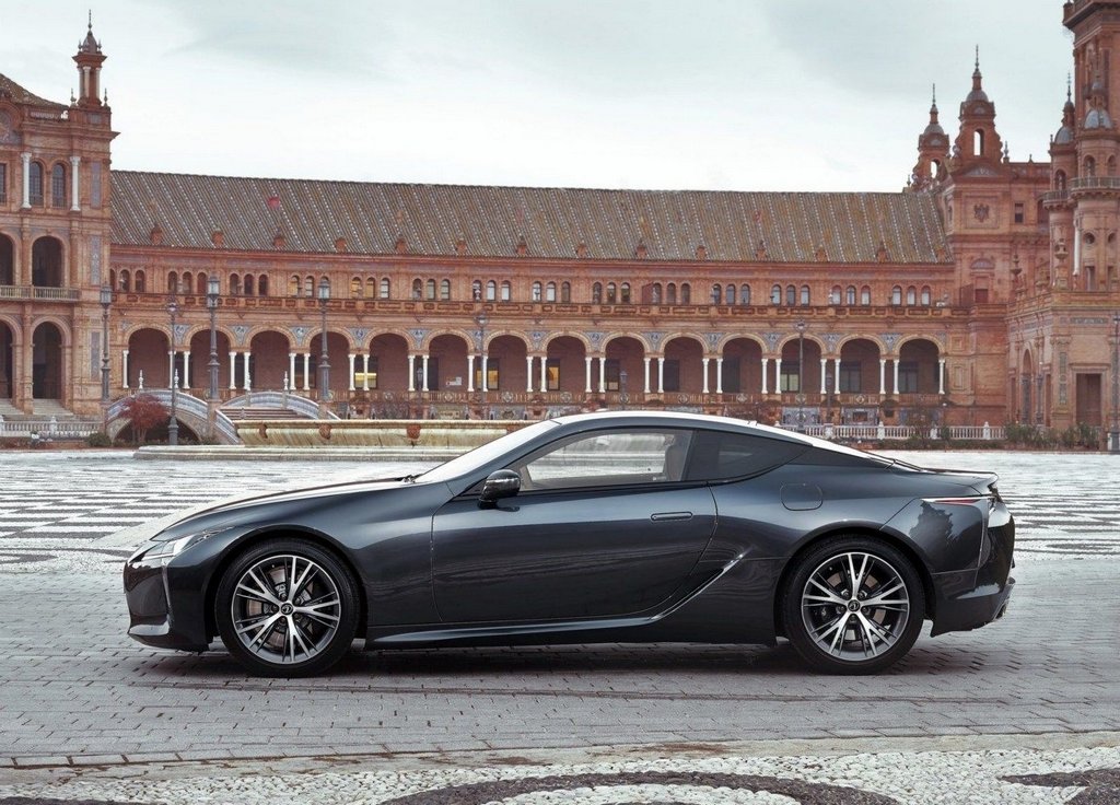 El examen de un coupé deportivo de Lexus LC 500