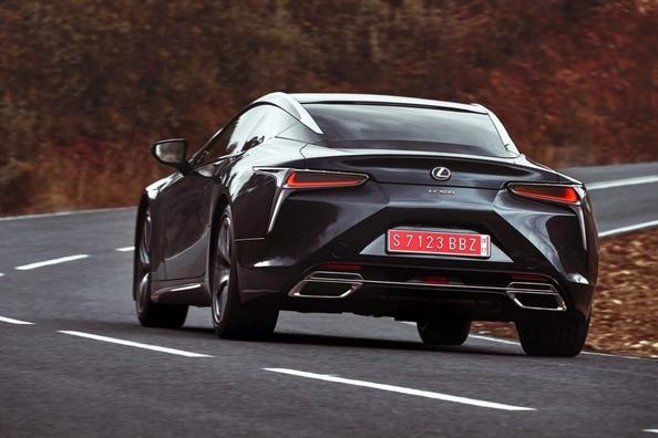El examen de un coupé deportivo de Lexus LC 500