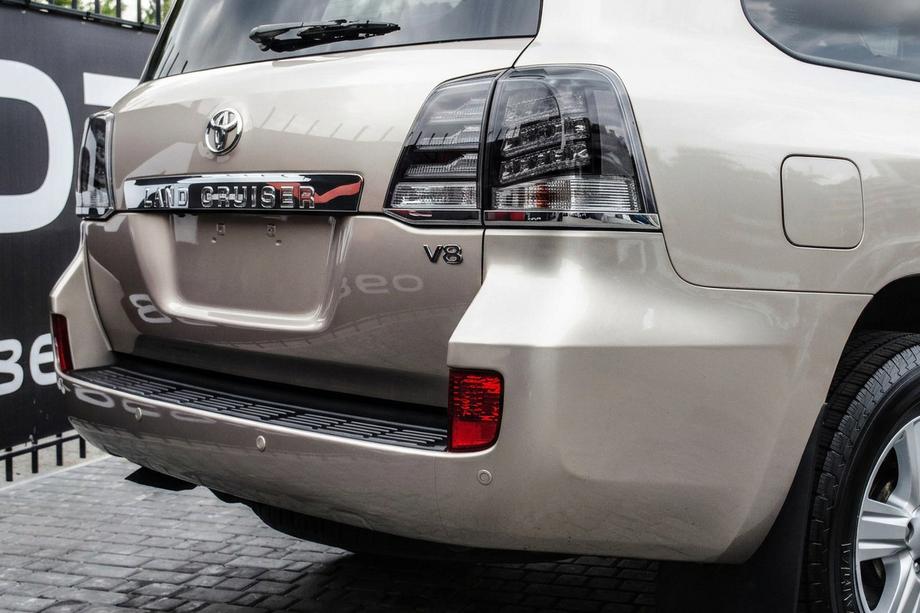 Toyota Land Cruiser 200 2007-2021 Pilotos Traseros 2007-2015 (BlackEdition) Image