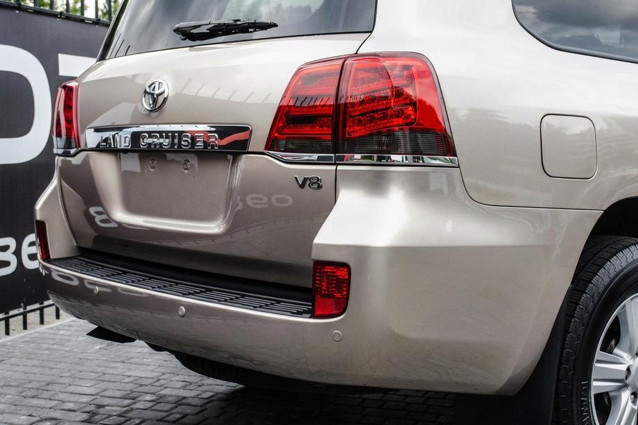 Toyota Land Cruiser 200 2007-2021 Pilotos Traseros 2007-2015 V-3 (Diseño Lexus 2012-2015) Image