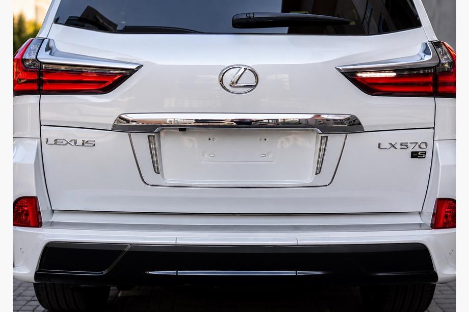 Lexus LX570/450d 2008-2022 Soporte trasero de matrícula con LED (2007-2023) Negro Foto 2