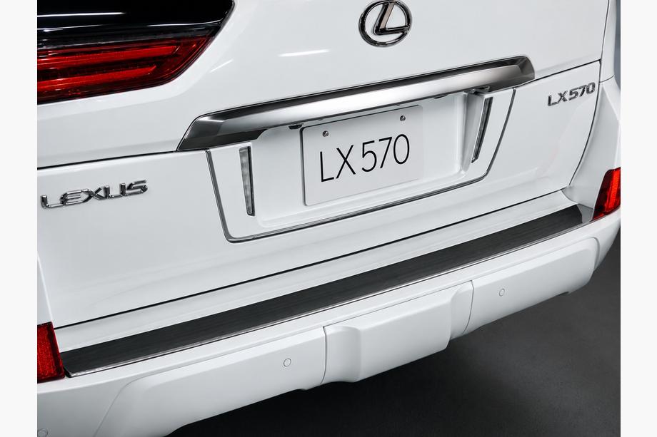 Lexus LX570/450d 2008-2022 Soporte trasero de matrícula con LED (2007-2023) Negro Foto 4