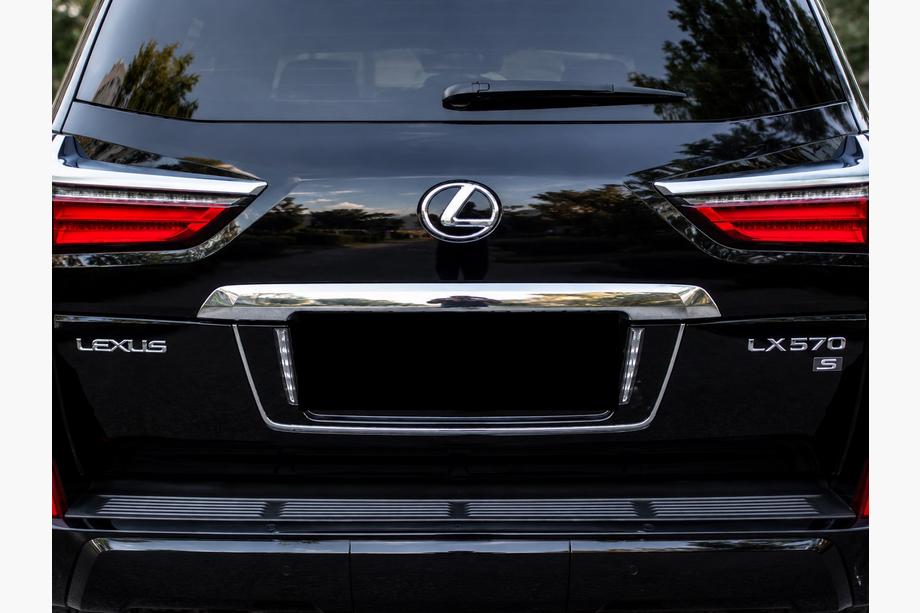 Lexus LX570/450d 2008-2022 Soporte trasero de matrícula con LED (2007-2023) Negro Foto 3