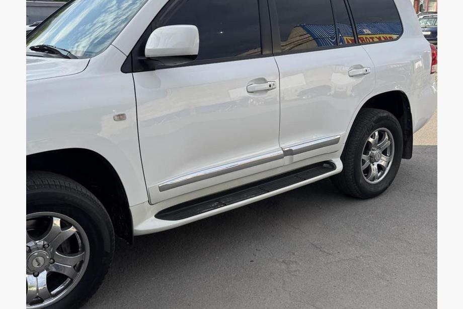 Toyota Land Cruiser 200 2007-2021 Estribos laterales con LED (diseño 2015-2020) Negro Foto 13