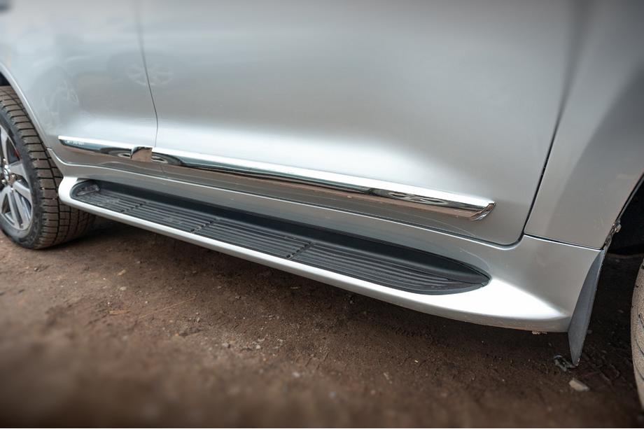 Toyota Land Cruiser 200 2007-2021 Estribos laterales con LED (diseño 2015-2020) Negro Foto 2