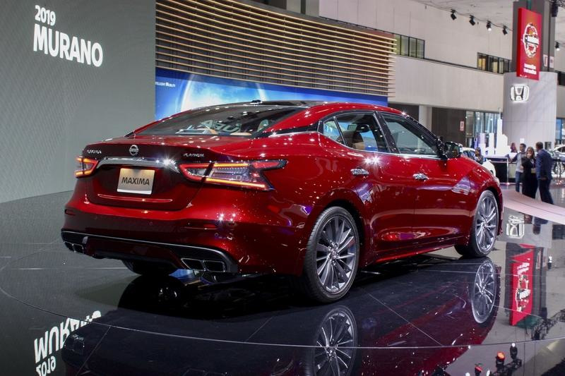 El buque insignia sedán Nissan Maxima en forma actualizada
