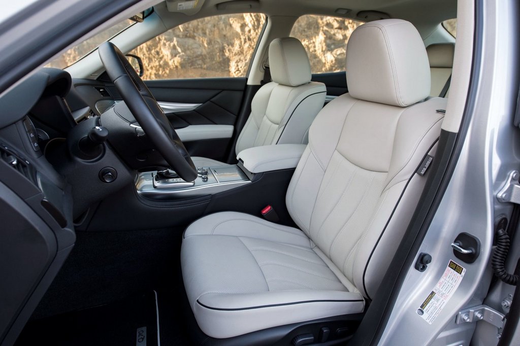 El examen de la berlina de la clase business de Infiniti Q70