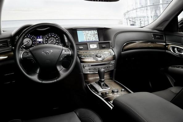 El examen de la berlina de la clase business de Infiniti Q70 Foto 8