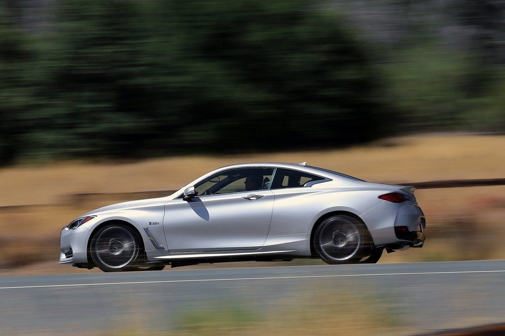 El examen de un coupé deportivo de Infiniti Q60