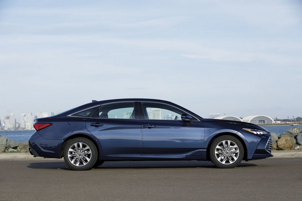 La quinta generación de la insignia sedán Toyota Avalon
