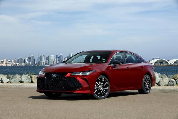 La quinta generación de la insignia sedán Toyota Avalon