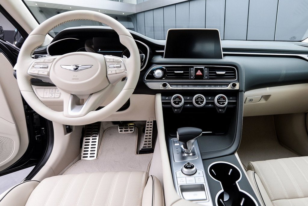 La primera generación de su sedán Genesis G70