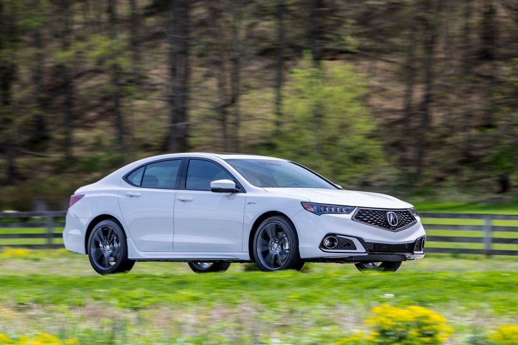 Versión rediseñada del sedán Acura TLX