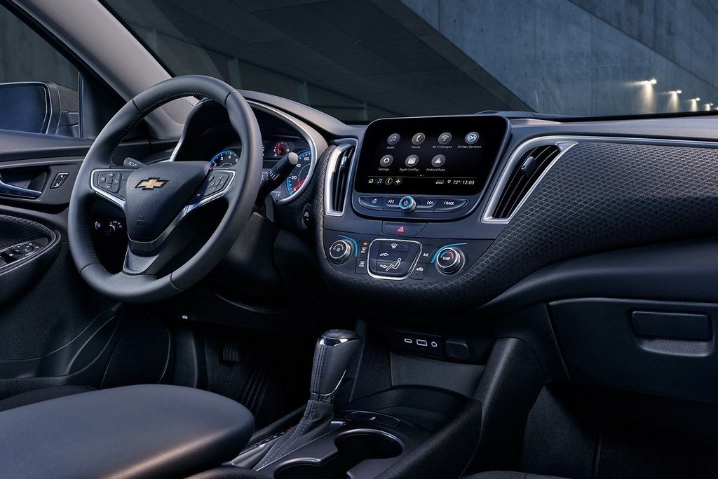El examen de un sedán de Chevrolet Malibu de la nueva generación