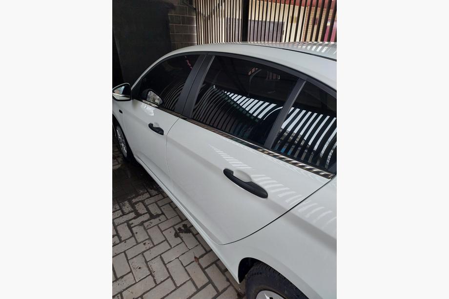 Fiat Tipo 2016- Molduras inferiores de ventanas cromo oscuro acero inoxidable Sedán/Hatchback (4 piezas) Foto 2