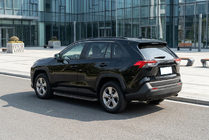 Toyota Rav 4 2019–2025 Estribos Laterales Tayga Black (2 uds., Aluminio) foto 1
