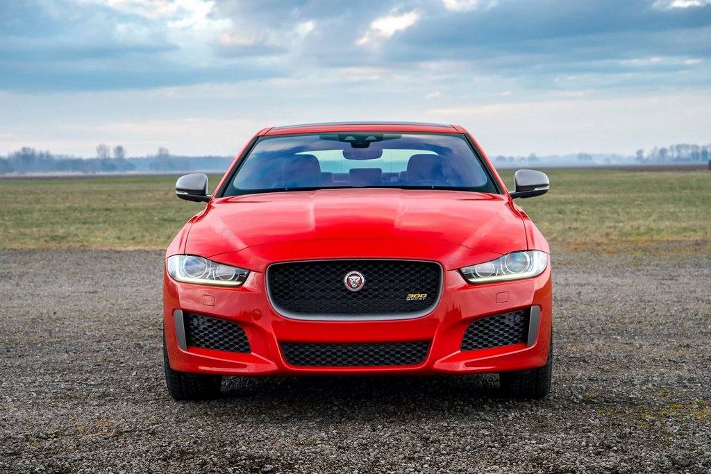 Revisión de primas de la berlina de Jaguar XE