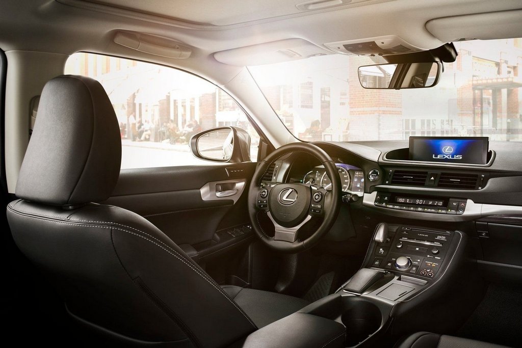 El hatchback compacto híbrido de Lexus CT 200h