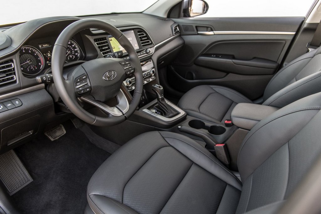 Sedán compacto de Hyundai Elantra en forma actualizada